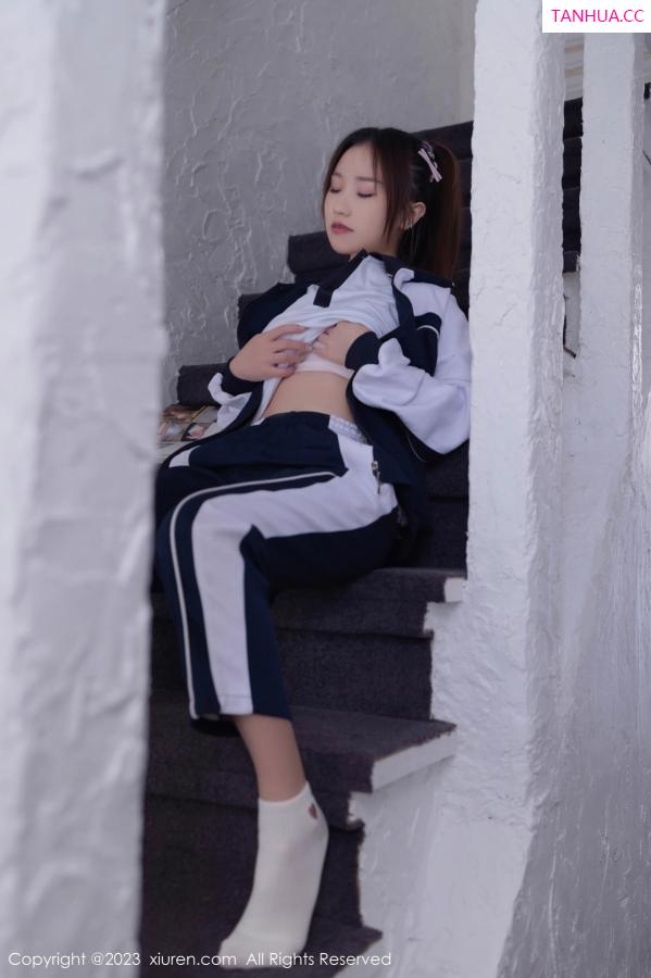   [XiuRen]高清写真图 2023.10.18 No.7528 杏子Yada 制服美腿第17张图片